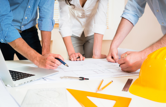 Medarbejdere diskuterer projektplan.