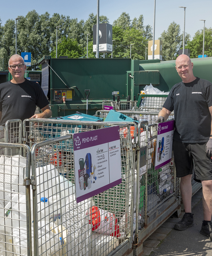 Medarbejdere på genbrugsstationen står ved plast sorteringen