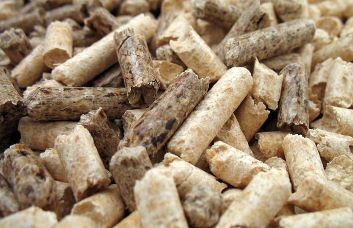 Nærbillede af bæredygtige træpiller, der bliver brugt i fjernvarmen i Aarhus