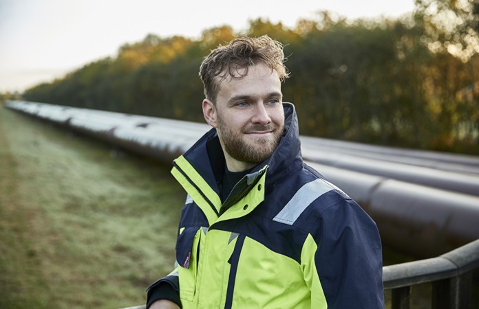 Medarbejder ved fjernvarmerør