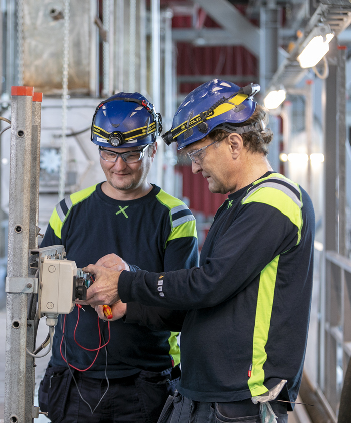 Elektrikere i ovnhallen på AffaldsCenteret i Lisbjerg
